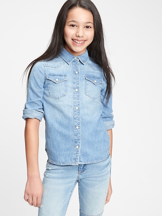 L'image numéro 2 présente Chemise western en denim pour enfant