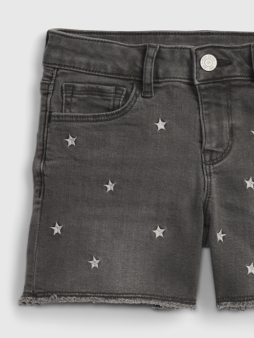 L'image numéro 4 présente Short mi-long en denim Washwell™ à motif d'étoiles pour Enfant