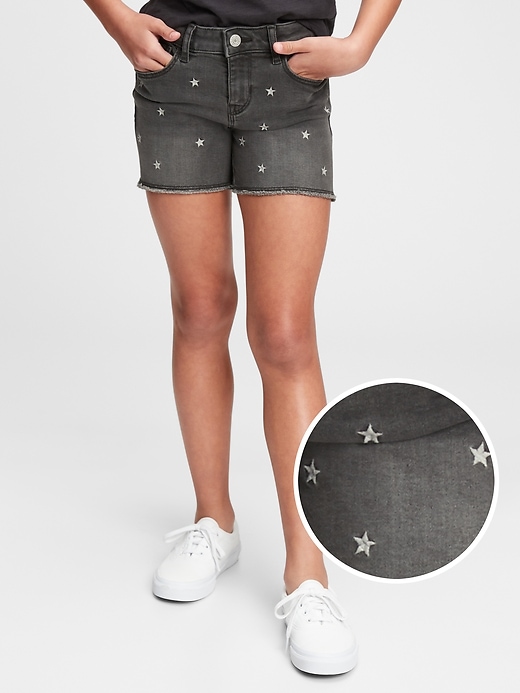 L'image numéro 1 présente Short mi-long en denim Washwell™ à motif d'étoiles pour Enfant