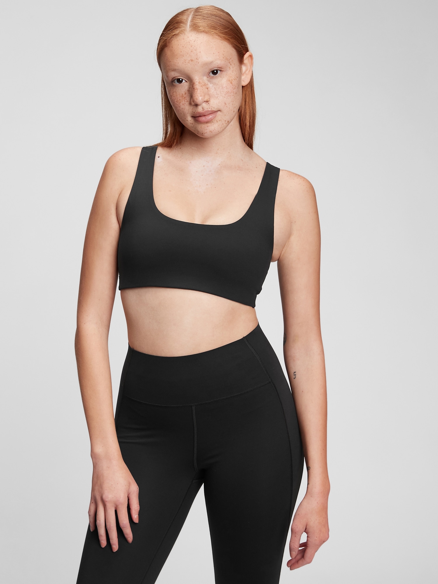 Soutien-gorge de sport à encolure dégagée GapFit en tissu Power recyclé, impact faible