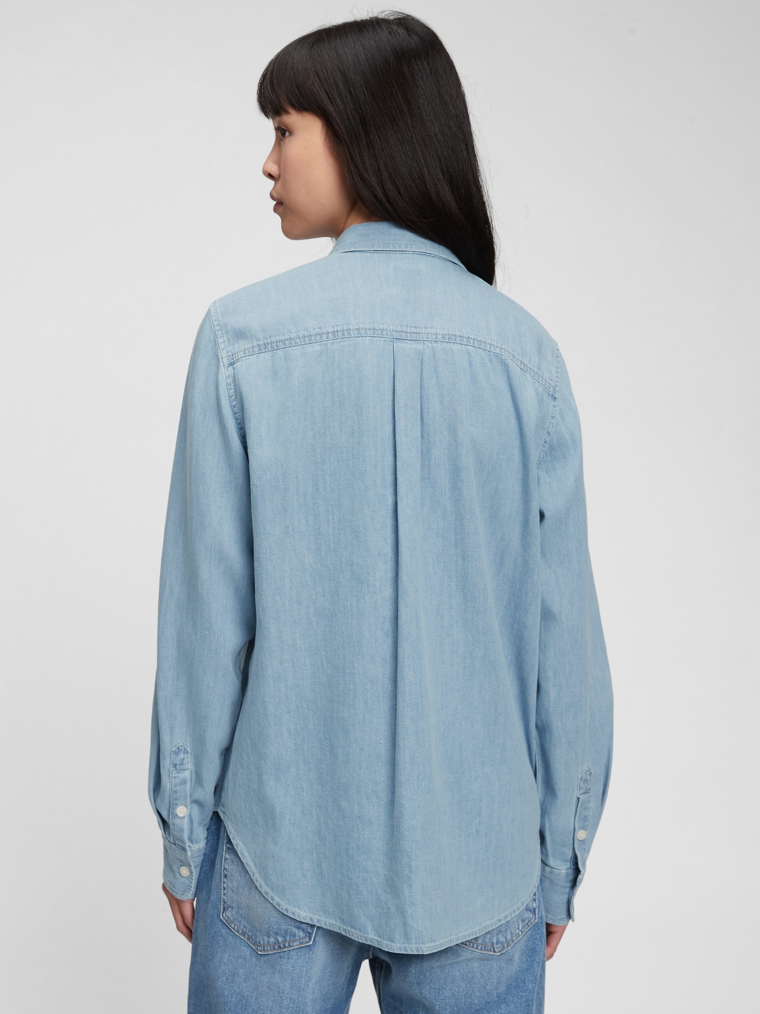 A relaxed denim shirt in the lightest, comfiest 100% cotton fabric 🌪️ Pair  this with our wide leg pants or a casual flare trouser, all…