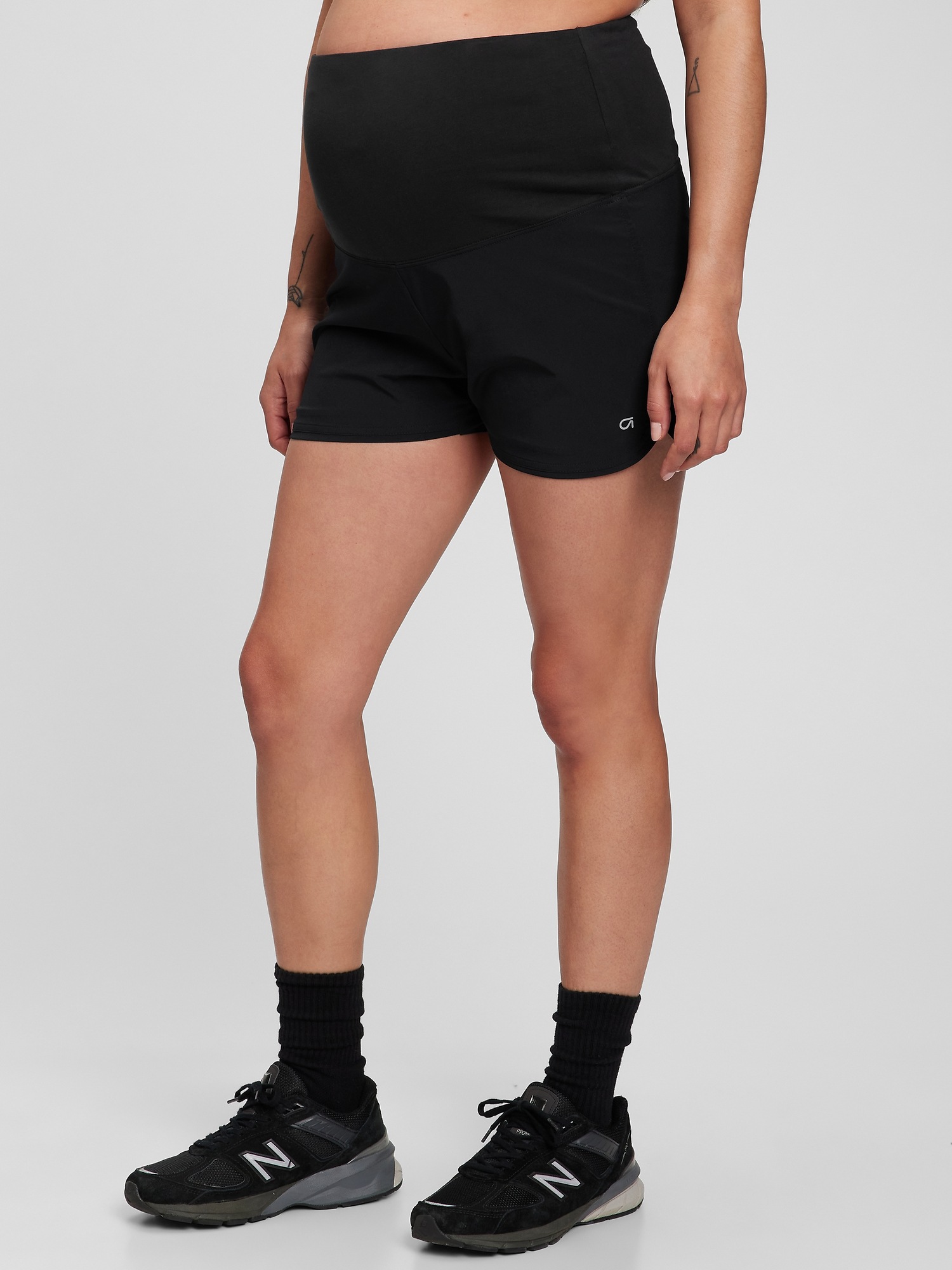 Gap Fit Maternity Full Panel 3.5" Running Shorts black. 1