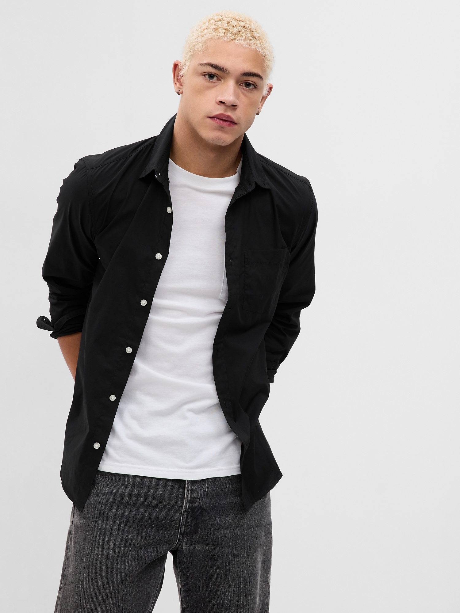 Gap All-Day Poplin Shirt in Untucked Fit black. 1