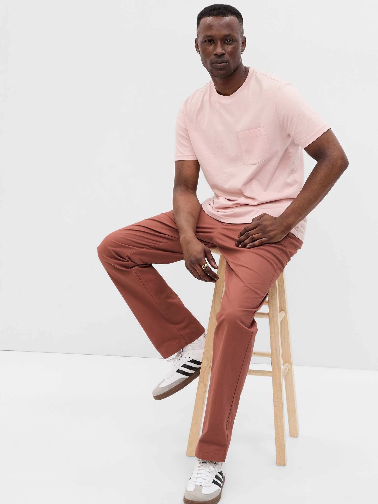 Gap Modern Khakis in Straight Fit with GapFlex brown. 1