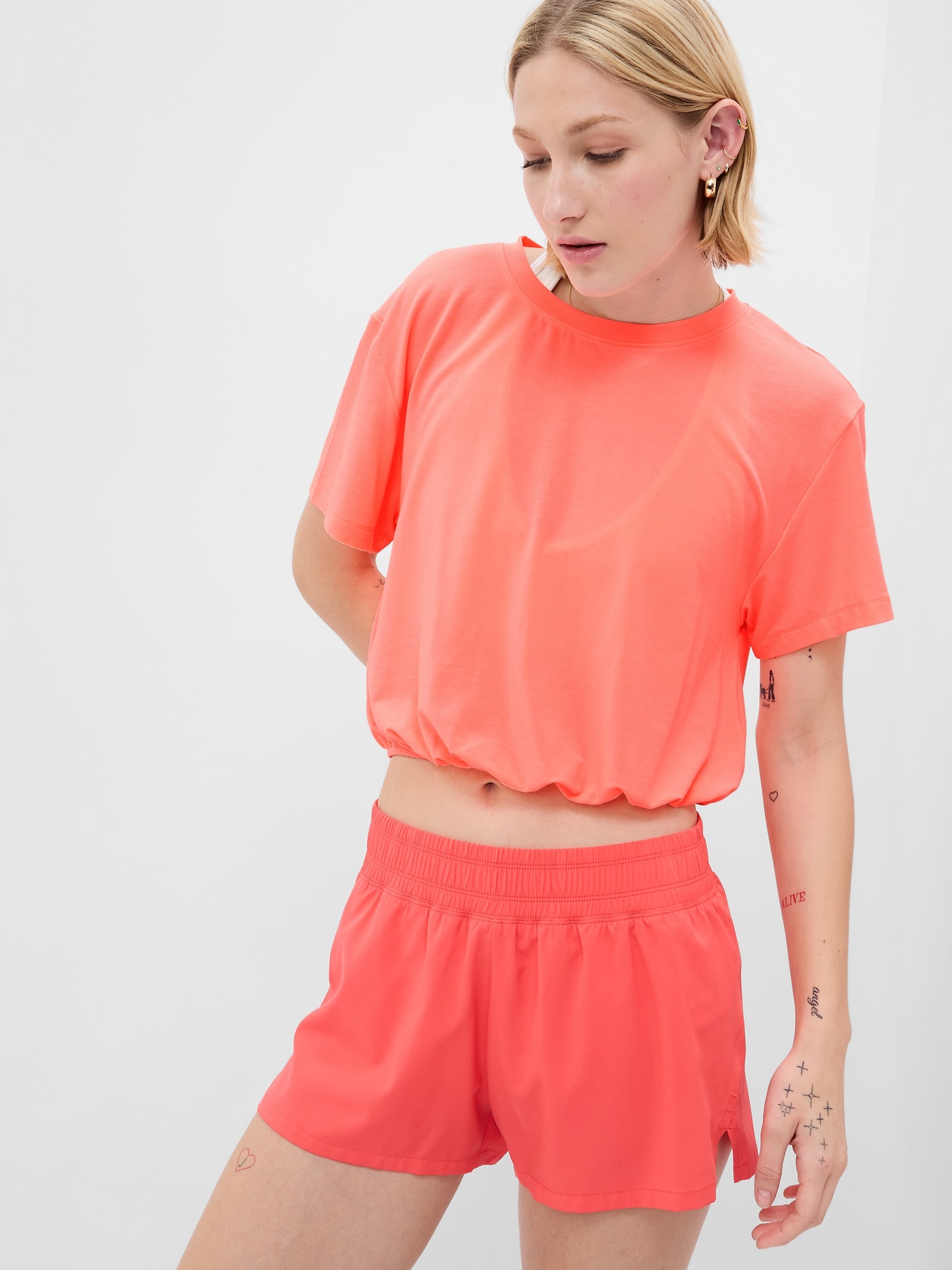 Gap Fit Breathe Cropped T-Shirt orange. 1