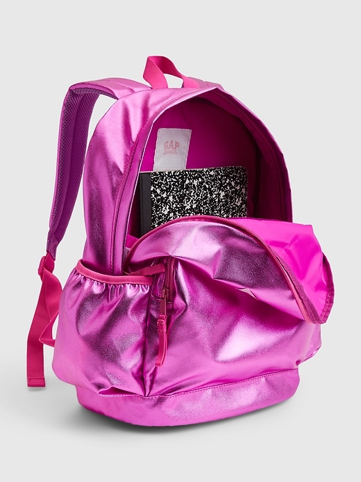 L'image numéro 2 présente Sac à dos métallisé à logo incurvé Gap &#215 Barbie&#153 en matière recyclée pour Enfant