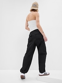 Le pantalon parachute cargo taille barillets, Closed