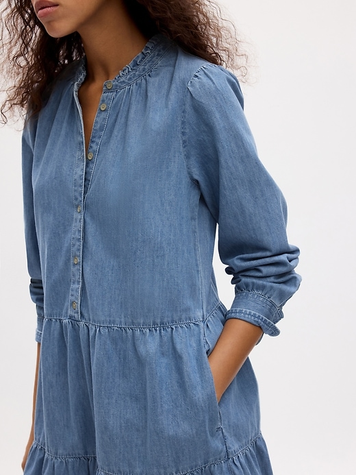 L'image numéro 3 présente Robe-chemisier courte étagée en denim