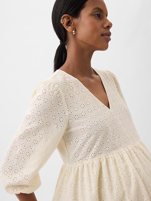 L'image numéro 4 présente Robe mi-longue étagée en broderie anglaise de Maternité