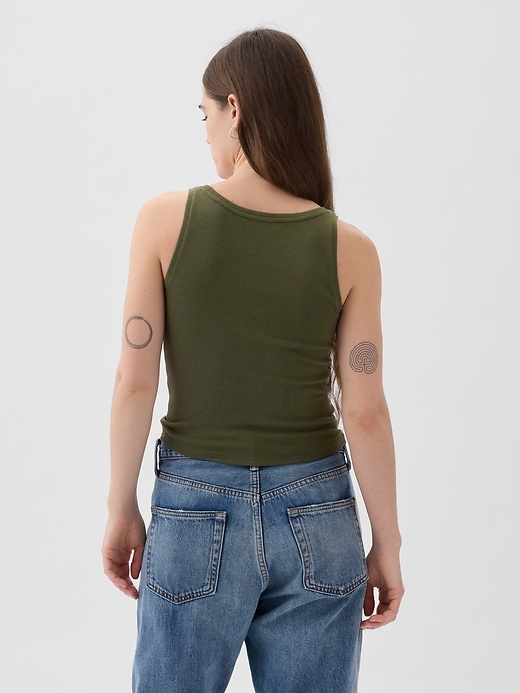 L'image numéro 2 présente Camisole courte moderne