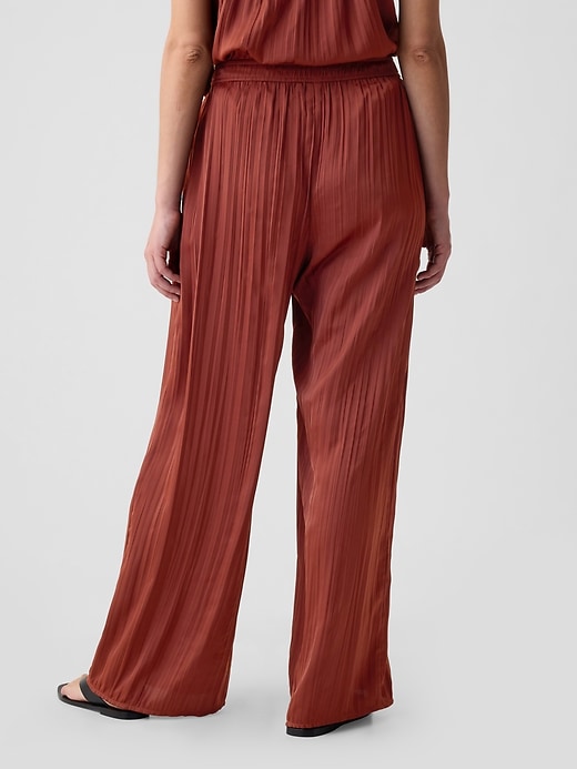 L'image numéro 4 présente Pantalon en satin à texture froissée