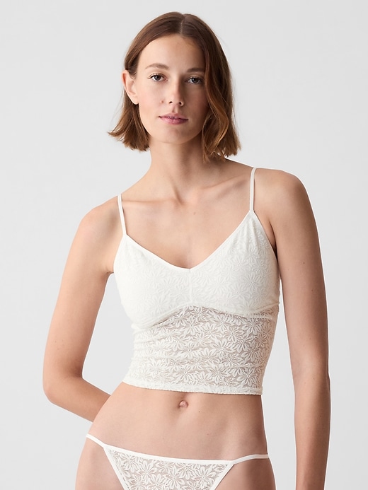 L'image numéro 1 présente Camisole à soutien-gorge intégré en dentelle fleurie