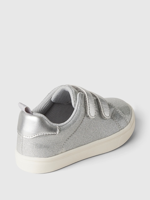 L'image numéro 4 présente Chaussures de sport métallisées scintillantes babyGap