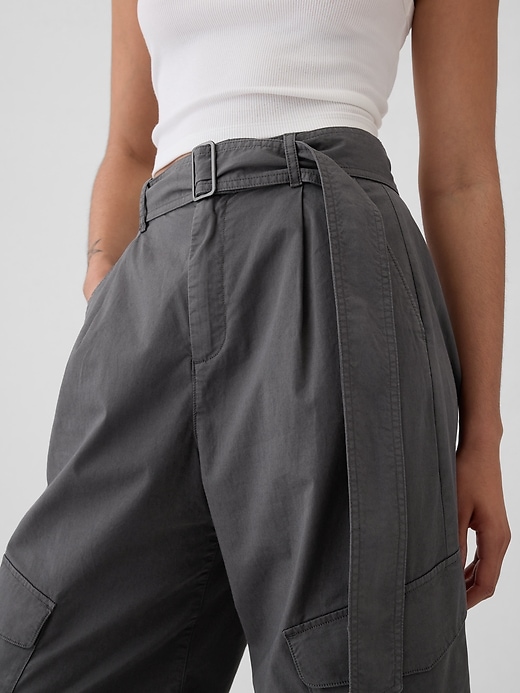 L'image numéro 8 présente Pantalon cargo coupe ballon à taille haute