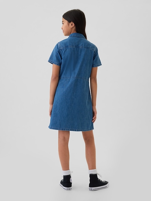 L'image numéro 2 présente Robe chemisier cargo en denim pour Enfant