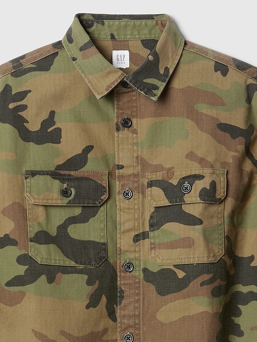 L'image numéro 4 présente Chemise utilitaire à motif camouflage pour enfant