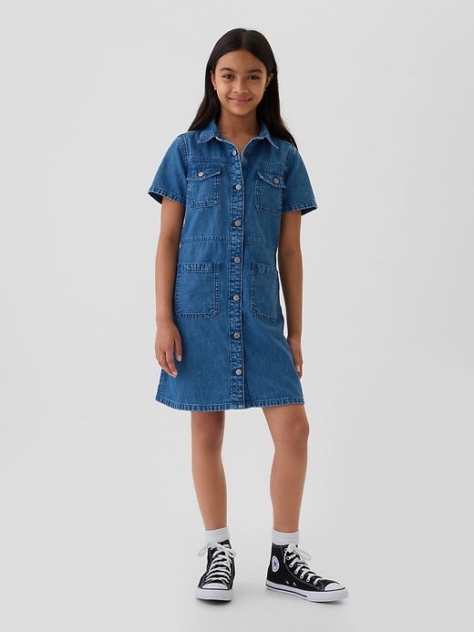 L'image numéro 1 présente Robe chemisier cargo en denim pour Enfant