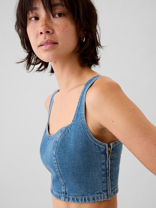 L'image numéro 4 présente Camisole courte à soutien-gorge intégré en denim