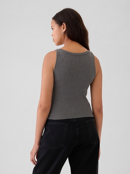 L'image numéro 2 présente Camisole courte moderne