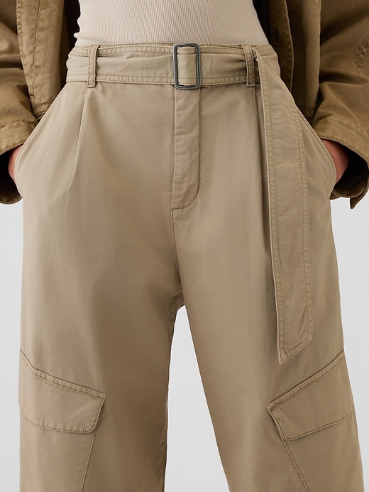 L'image numéro 8 présente Pantalon cargo coupe ballon à taille haute