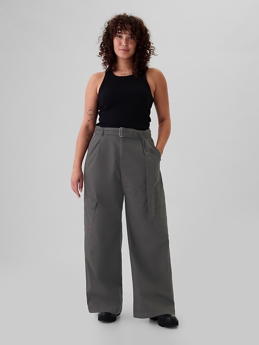 L'image numéro 5 présente Pantalon cargo coupe ballon à taille haute