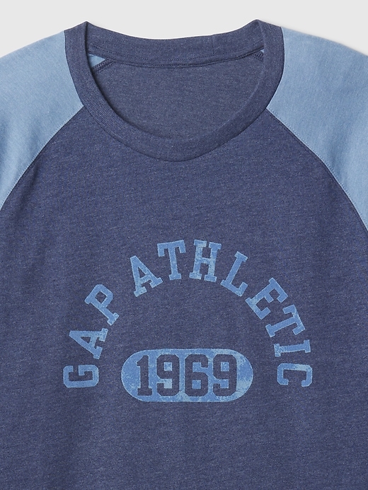 L'image numéro 4 présente T-shirt à manches raglan avec logo Athletic Gap