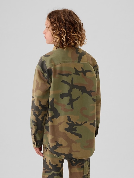 L'image numéro 2 présente Chemise utilitaire à motif camouflage pour enfant