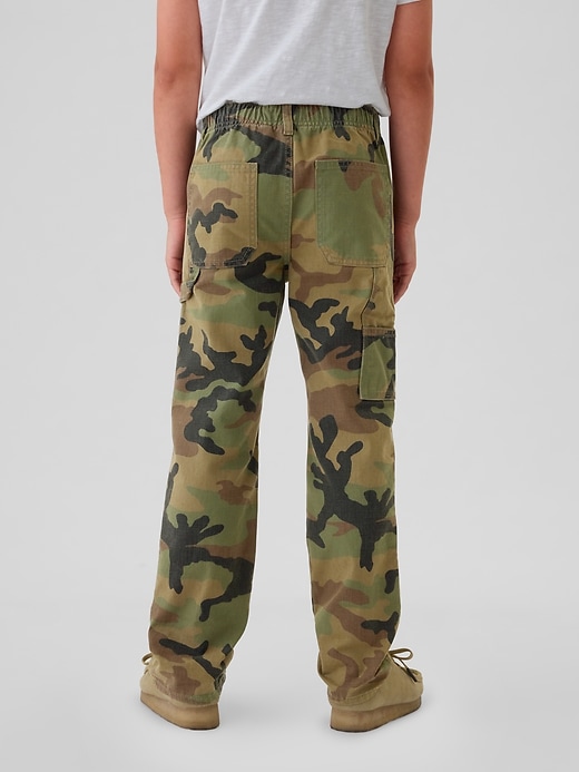 L'image numéro 3 présente Pantalon menuisier à motif camouflage pour enfant