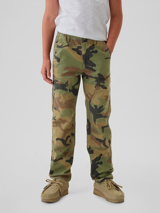 L'image numéro 2 présente Pantalon menuisier à motif camouflage pour enfant