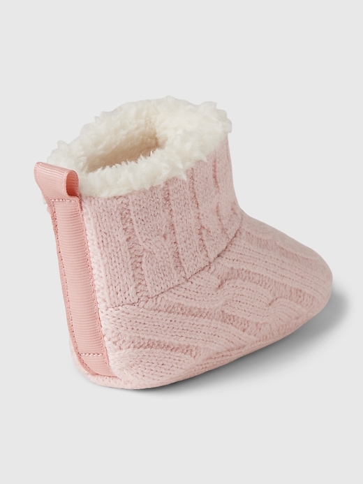 L'image numéro 4 présente Chaussons en tricot Effet cachemire collection douillette pour Bébé