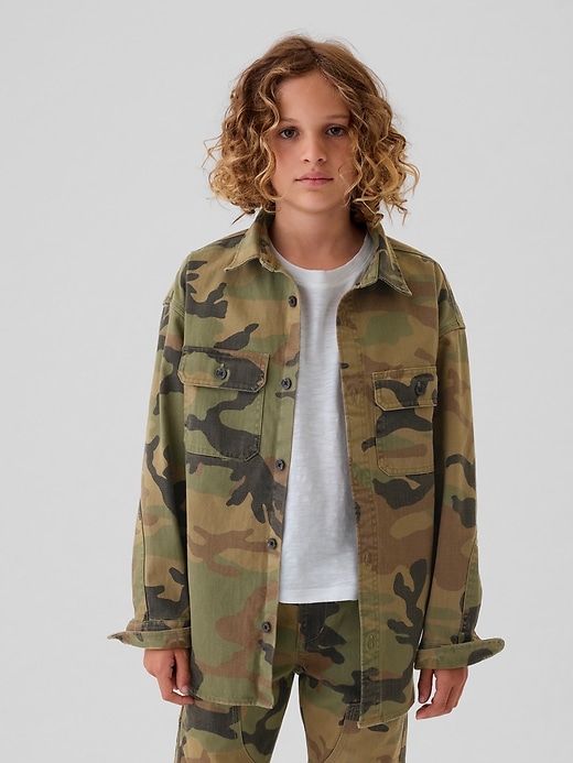 L'image numéro 1 présente Chemise utilitaire à motif camouflage pour enfant