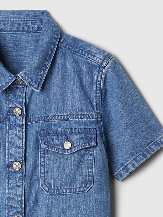 L'image numéro 3 présente Robe chemisier cargo en denim pour Enfant