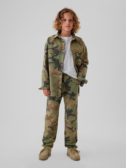 L'image numéro 1 présente Pantalon menuisier à motif camouflage pour enfant