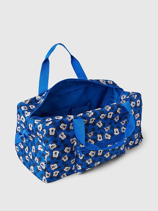 L'image numéro 3 présente Sac de voyage en matière recyclée Gap × Disney Mickey Mouse pour Enfant