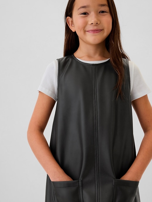 L'image numéro 3 présente Robe droite en cuir végane pour Enfant