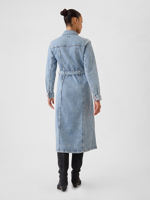 L'image numéro 2 présente Robe mi-longue en denim à ceinture