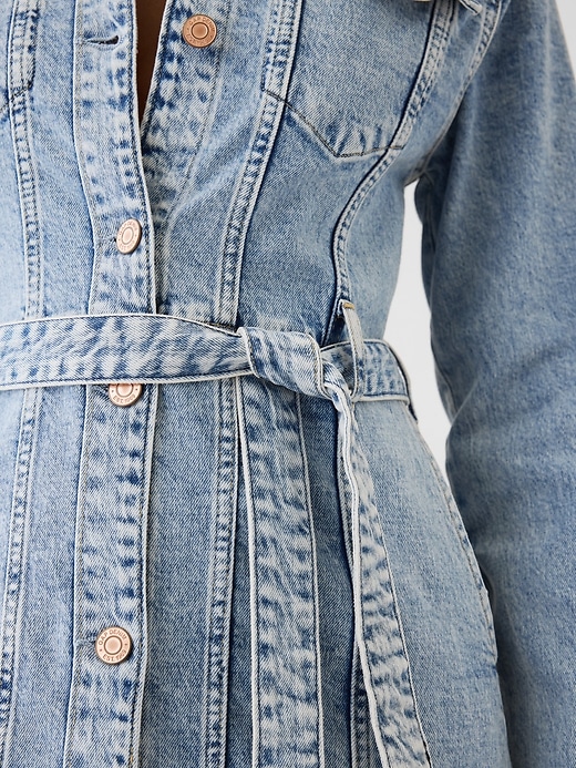 L'image numéro 4 présente Robe mi-longue en denim à ceinture