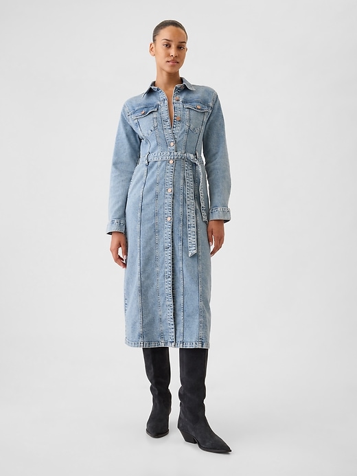 L'image numéro 1 présente Robe mi-longue en denim à ceinture