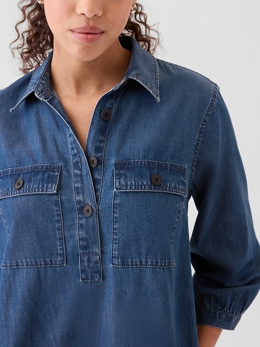 L'image numéro 4 présente Robe chemisier courte utilitaire en denim