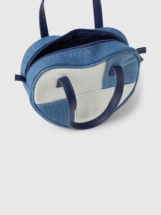 L'image numéro 4 présente Sac enforme de cœur en denim à patchwork pour Enfant