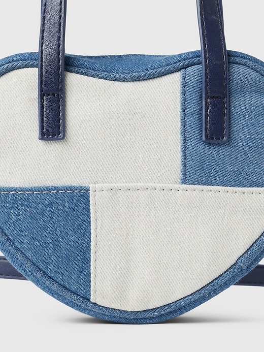 L'image numéro 3 présente Sac enforme de cœur en denim à patchwork pour Enfant