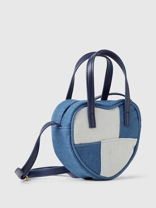 L'image numéro 2 présente Sac enforme de cœur en denim à patchwork pour Enfant