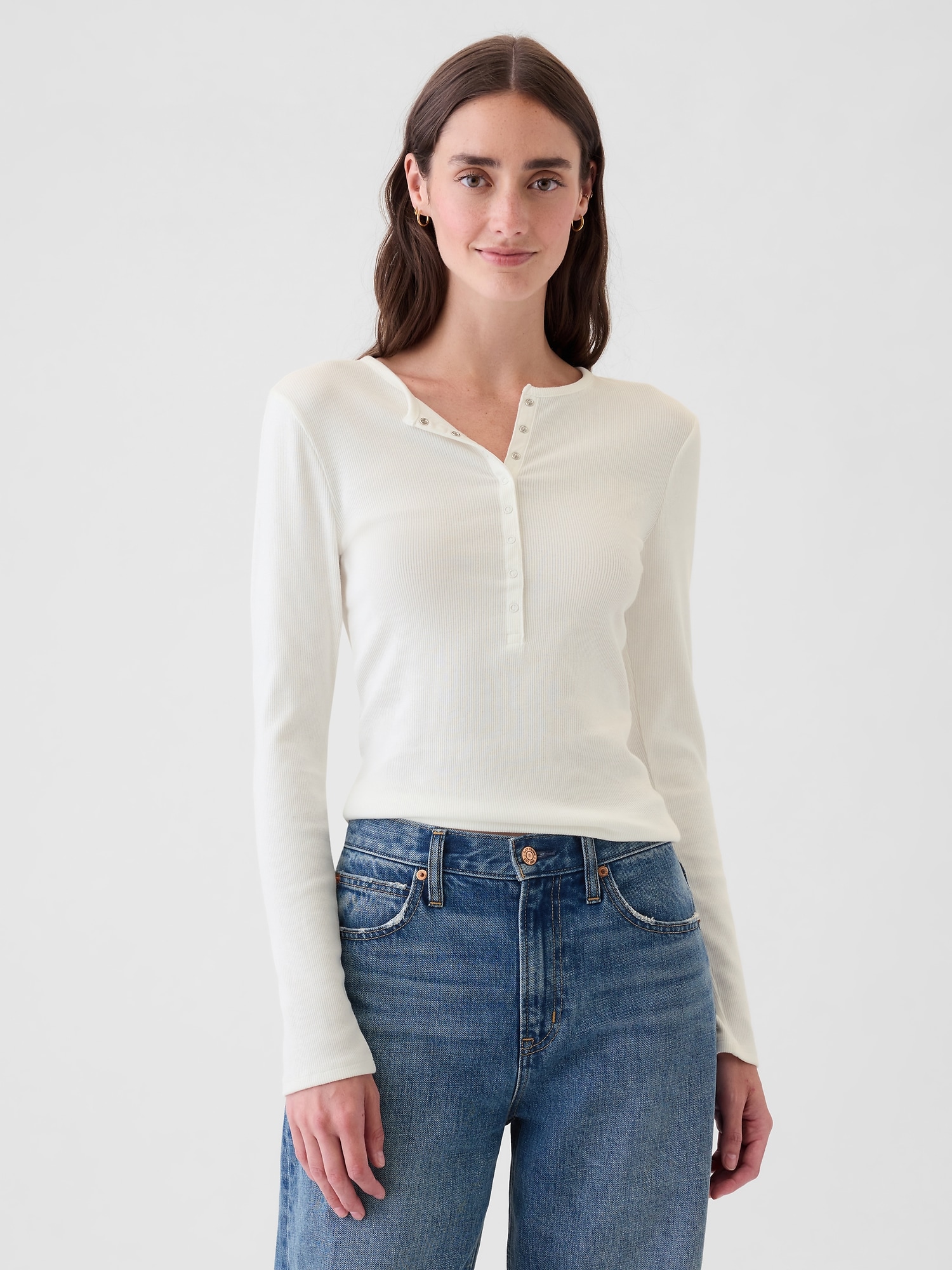 T-shirt henley côtelé moderne