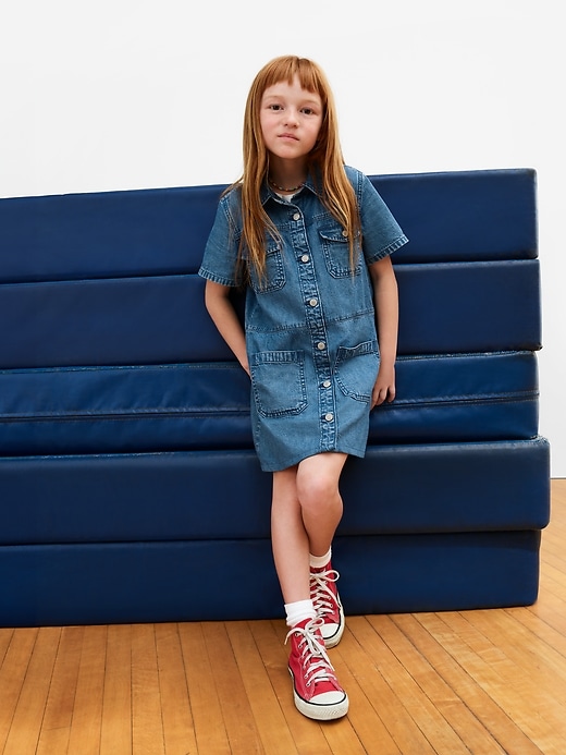 L'image numéro 5 présente Robe chemisier cargo en denim pour Enfant