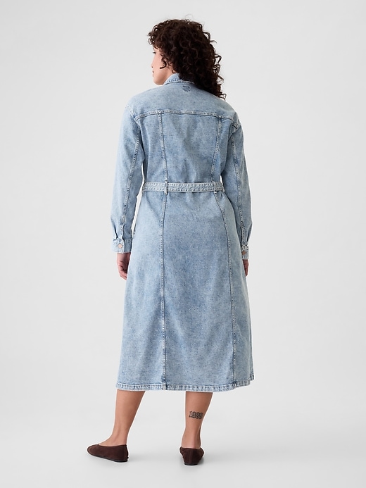 L'image numéro 6 présente Robe mi-longue en denim à ceinture