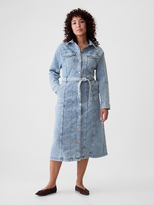 L'image numéro 5 présente Robe mi-longue en denim à ceinture