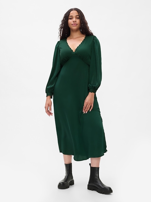 L'image numéro 5 présente Robe mi-longue en satin à taille empire