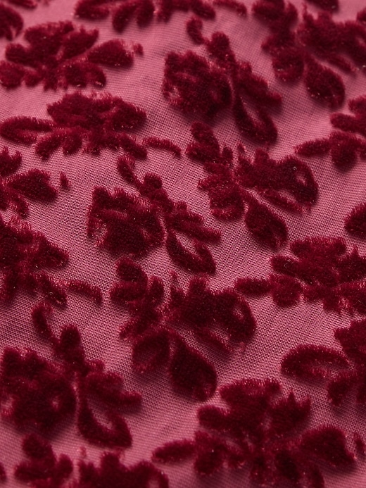 L'image numéro 4 présente Camisole courte en velours à motifs par dévorage