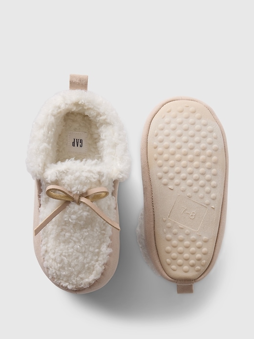 L'image numéro 3 présente Pantoufles mocassins douillettes babyGap