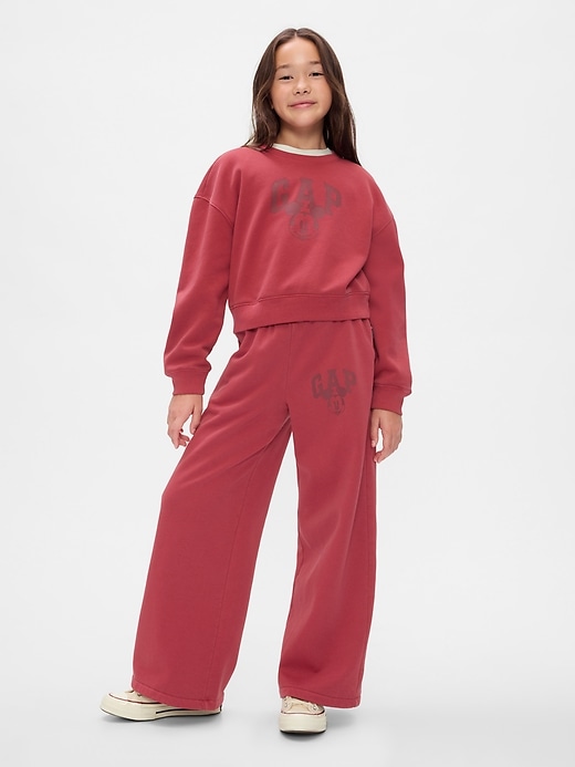 L'image numéro 1 présente Pantalon en coton ouaté Vintage doux à logo Mickey Mouse de Gap × Disney pour enfant